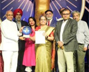 Governor Ramesh Bais presents Tata Mumbai Marathon Philanthropy Awards